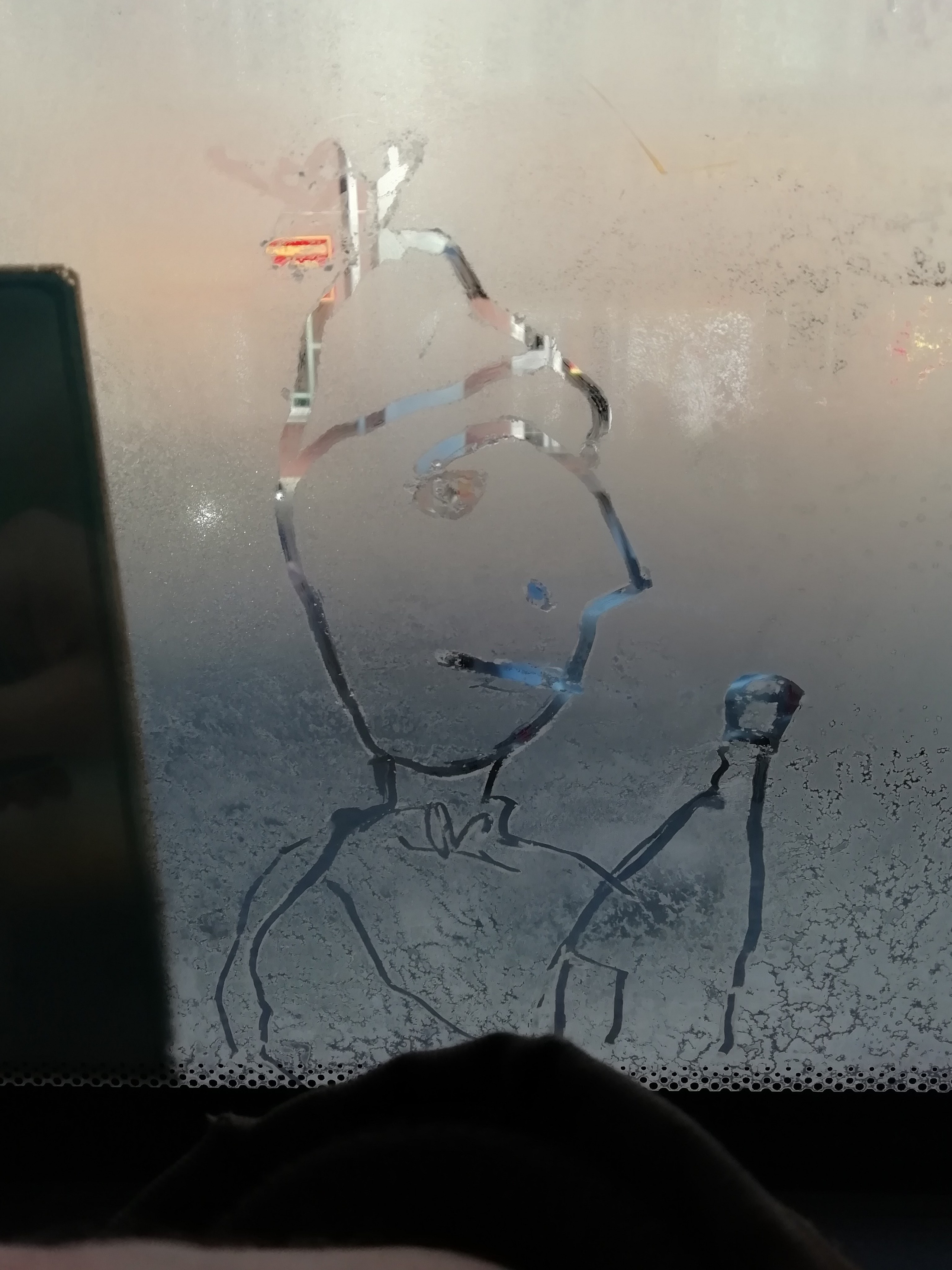 Рисункинаокнахавтобуса. Художник Рыбак Николай