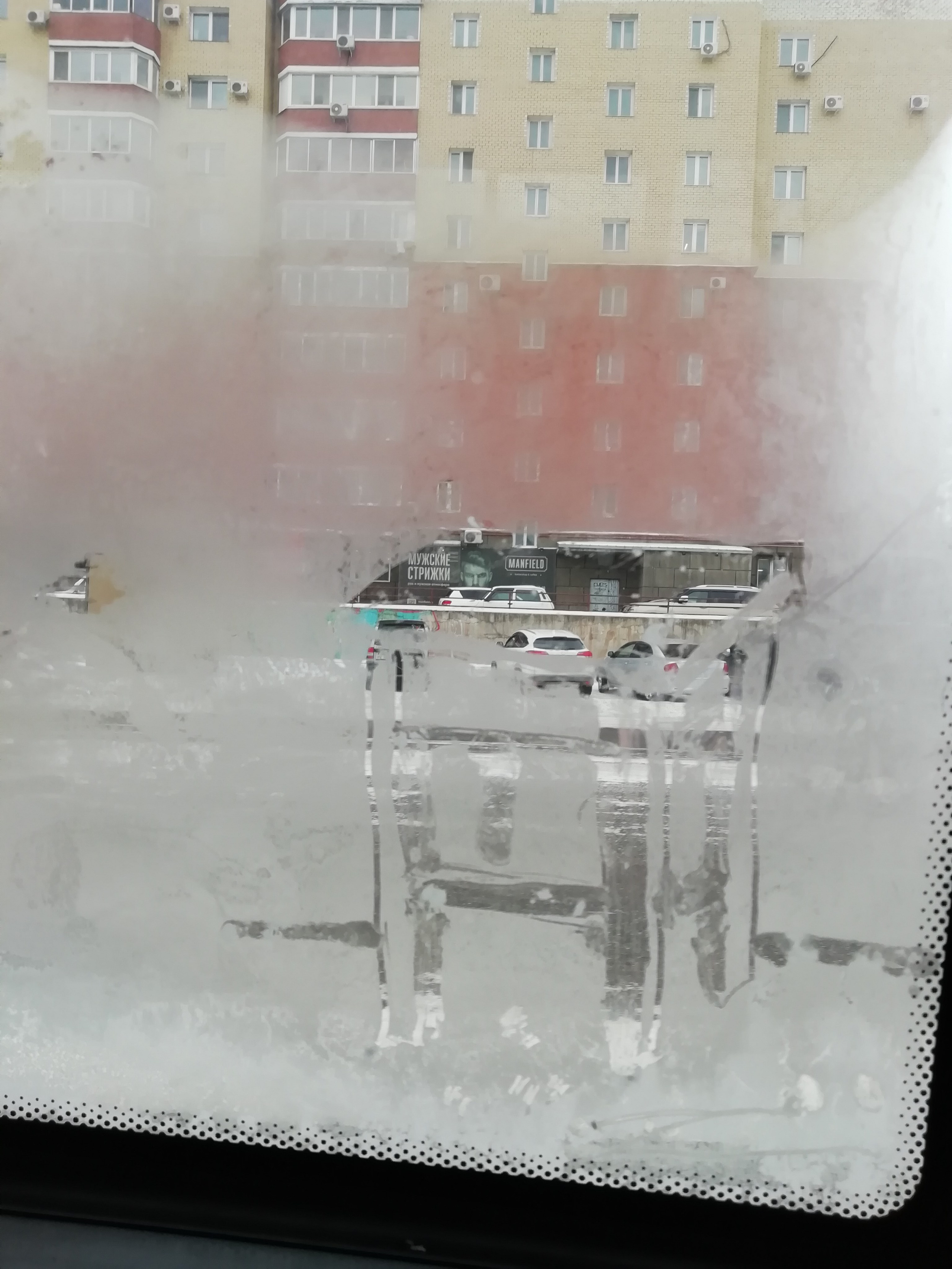 Рисункинаокнахавтобуса. Художник Рыбак Николай