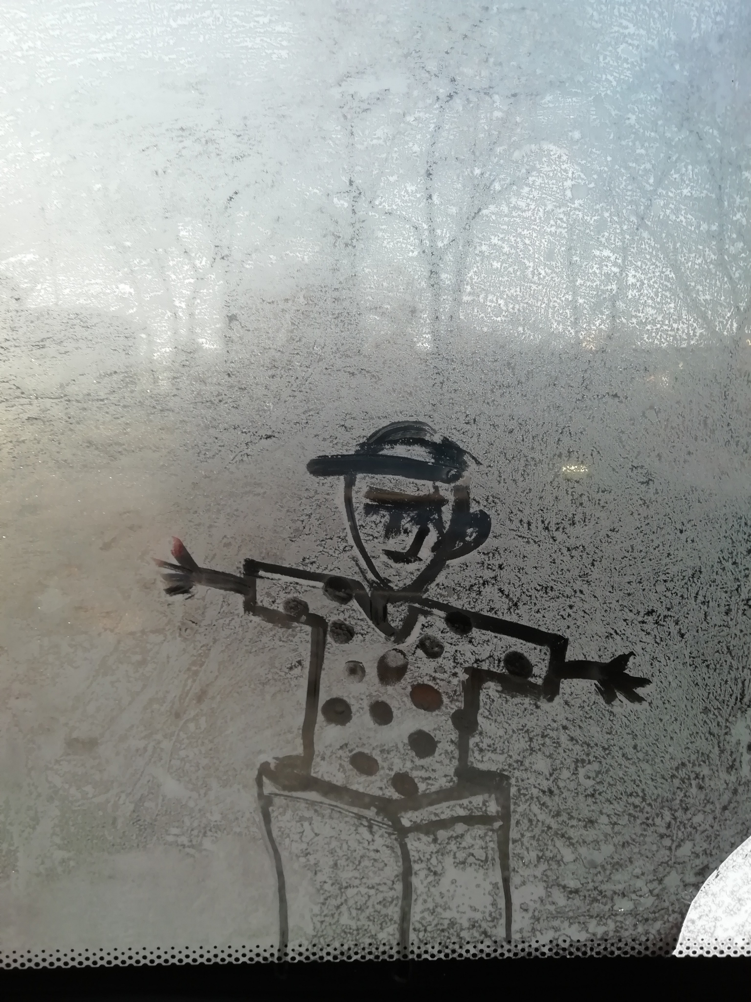 Рисункинаокнахавтобуса. Художник Рыбак Николай