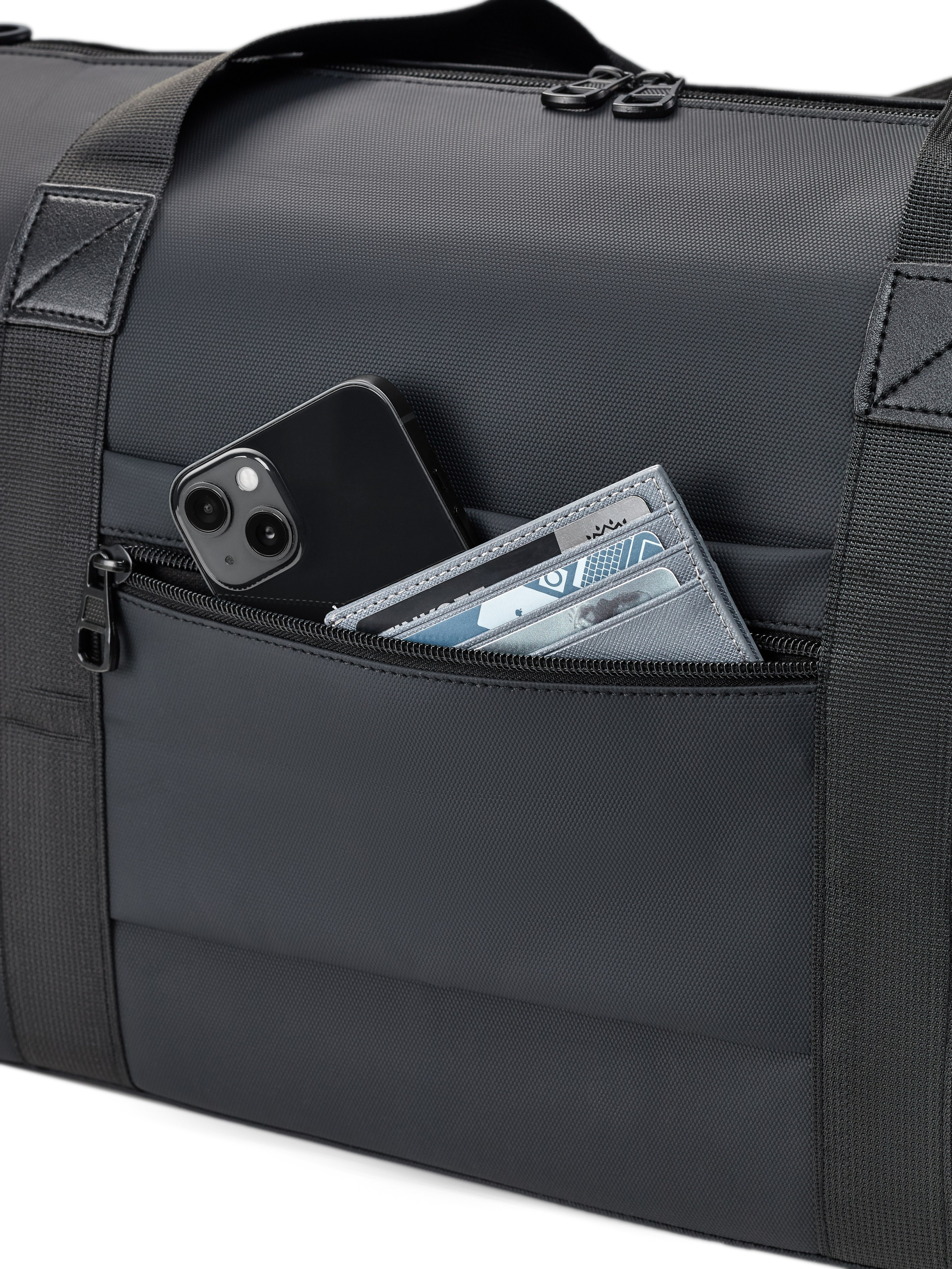 Подготовка товаров перед предметной фотосъемкой. Уютная студия предметной съемки для маркетплейсов в городе Москва