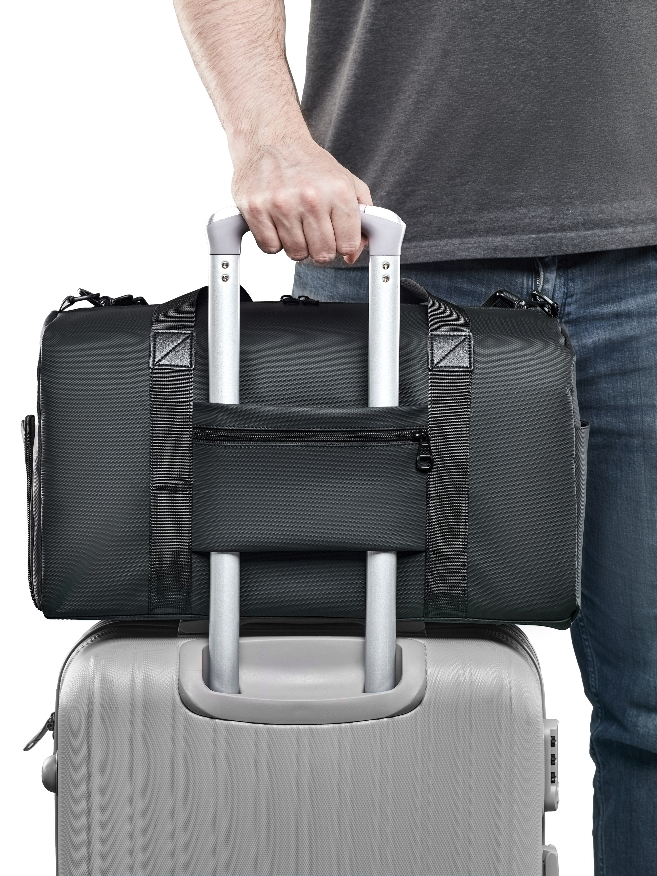 Подготовка товаров перед предметной фотосъемкой. Уютная студия предметной съемки для маркетплейсов в городе Москва