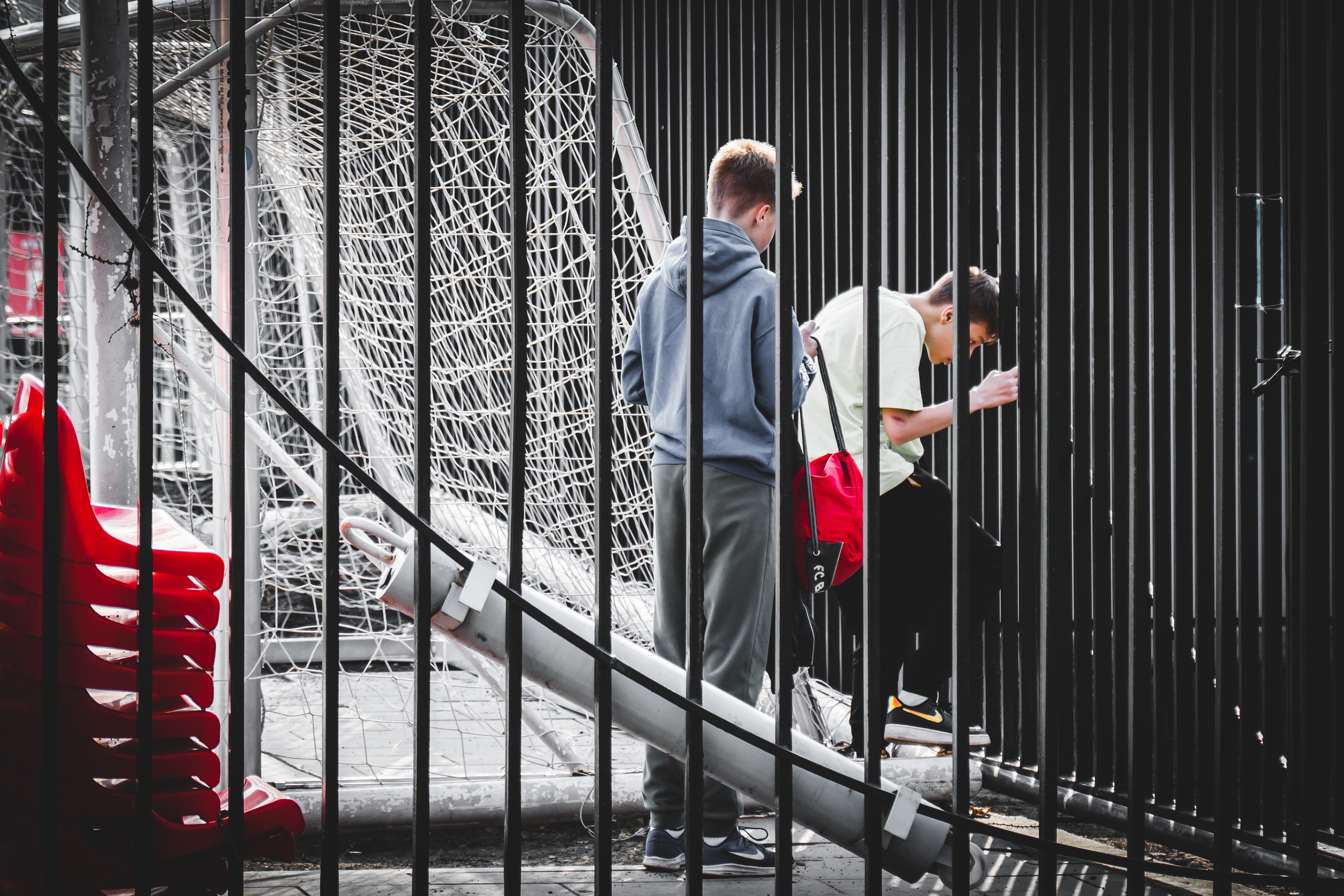 Два мальчика на футбольном поле в Лужниках