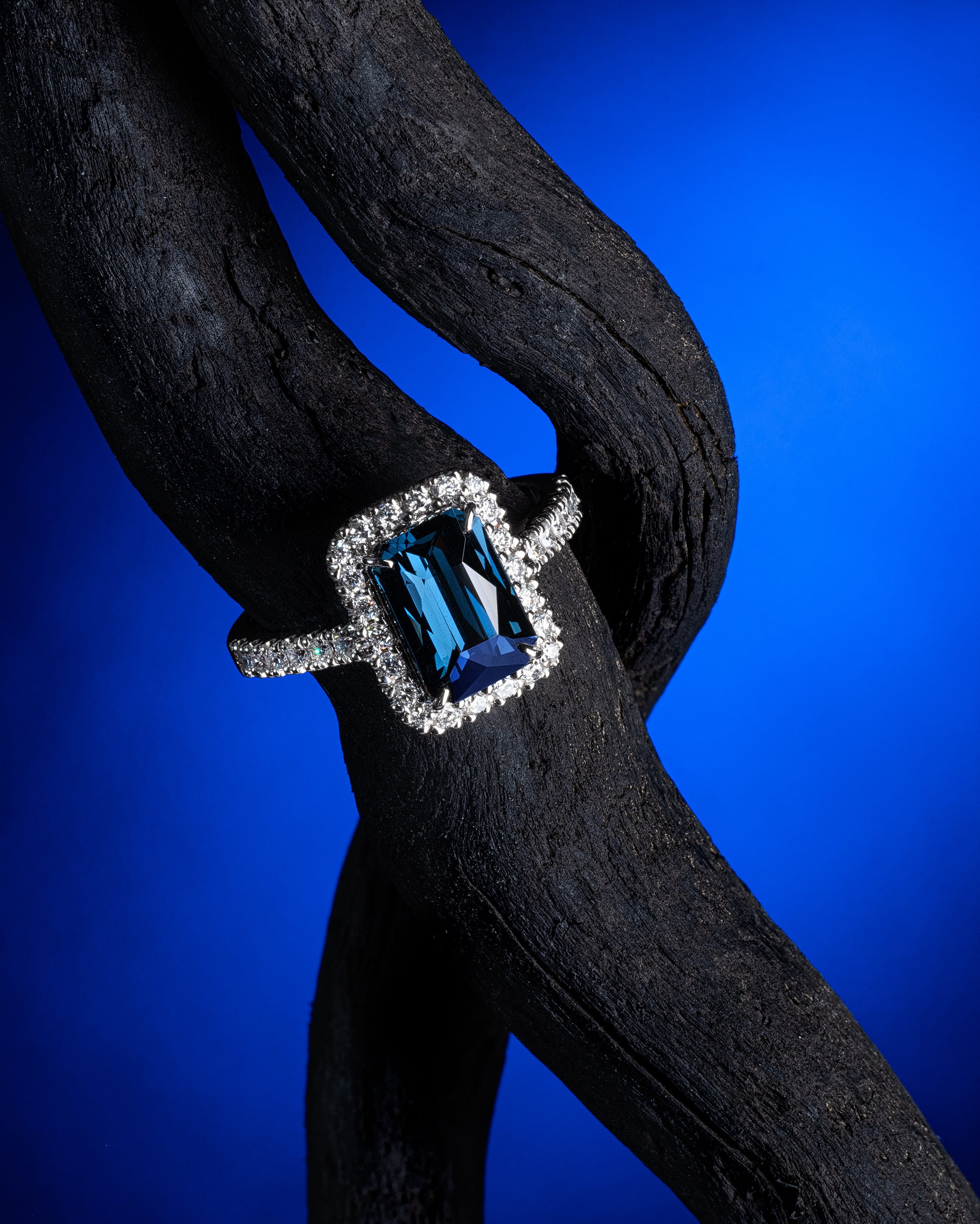 Ювелирный фотограф в городе Сочи. Крупный план фотосессии кольца из белого золота с сапфиром. Фотосъемка для маркетплейсов Wildberries, OZON и Яндекс.Маркет в городе Сочи