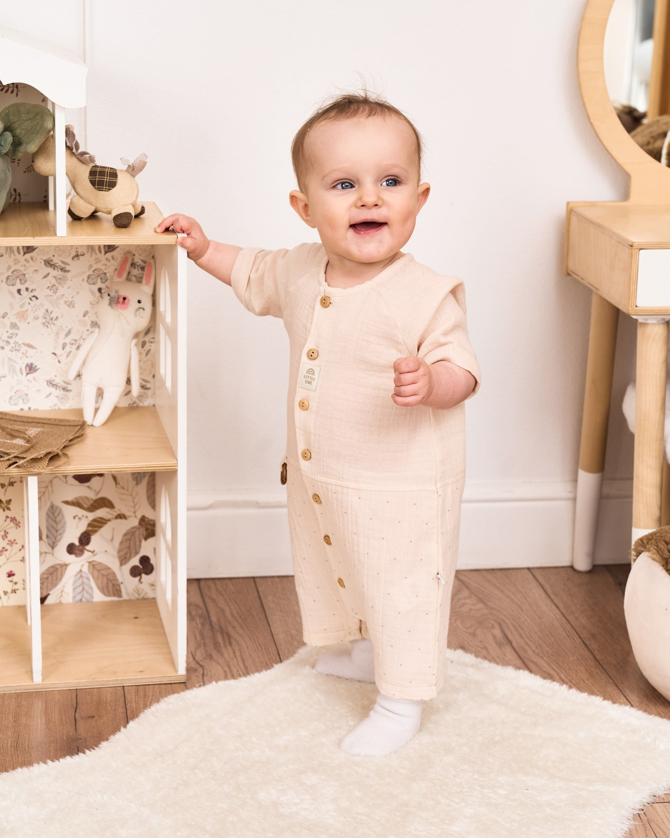 Предметная съемка детских товаров с элементами мягких игрушек в кадре, подчеркивая их комфортность.