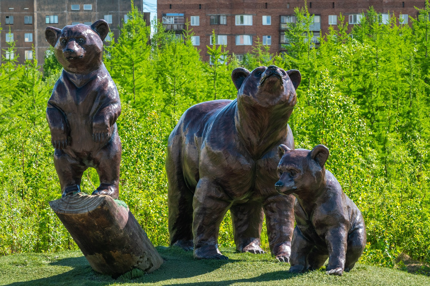 Скульптурная композиция «Семья медведей» в Талнахе