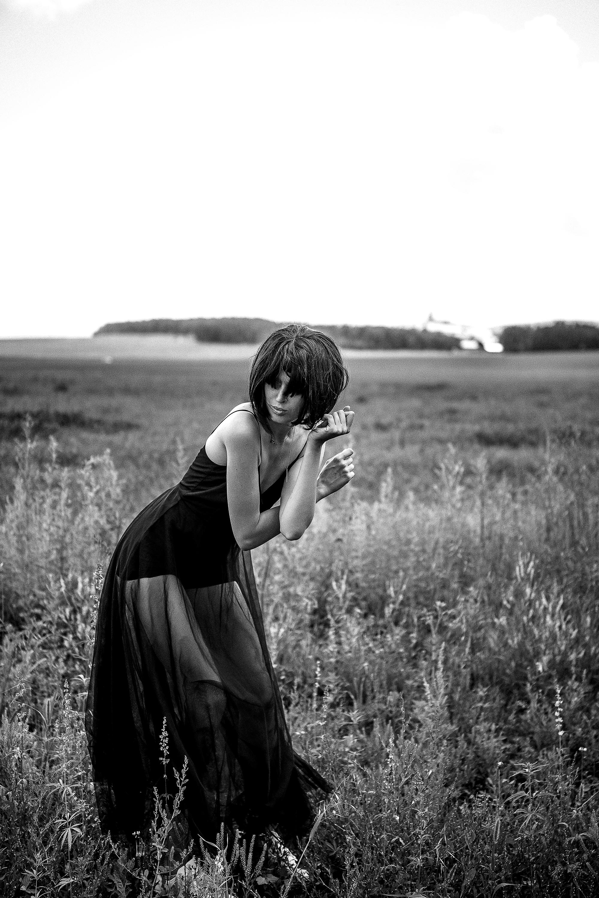 Девушка в поле. Съёмка в поле. Как фотографировать в ясный день
