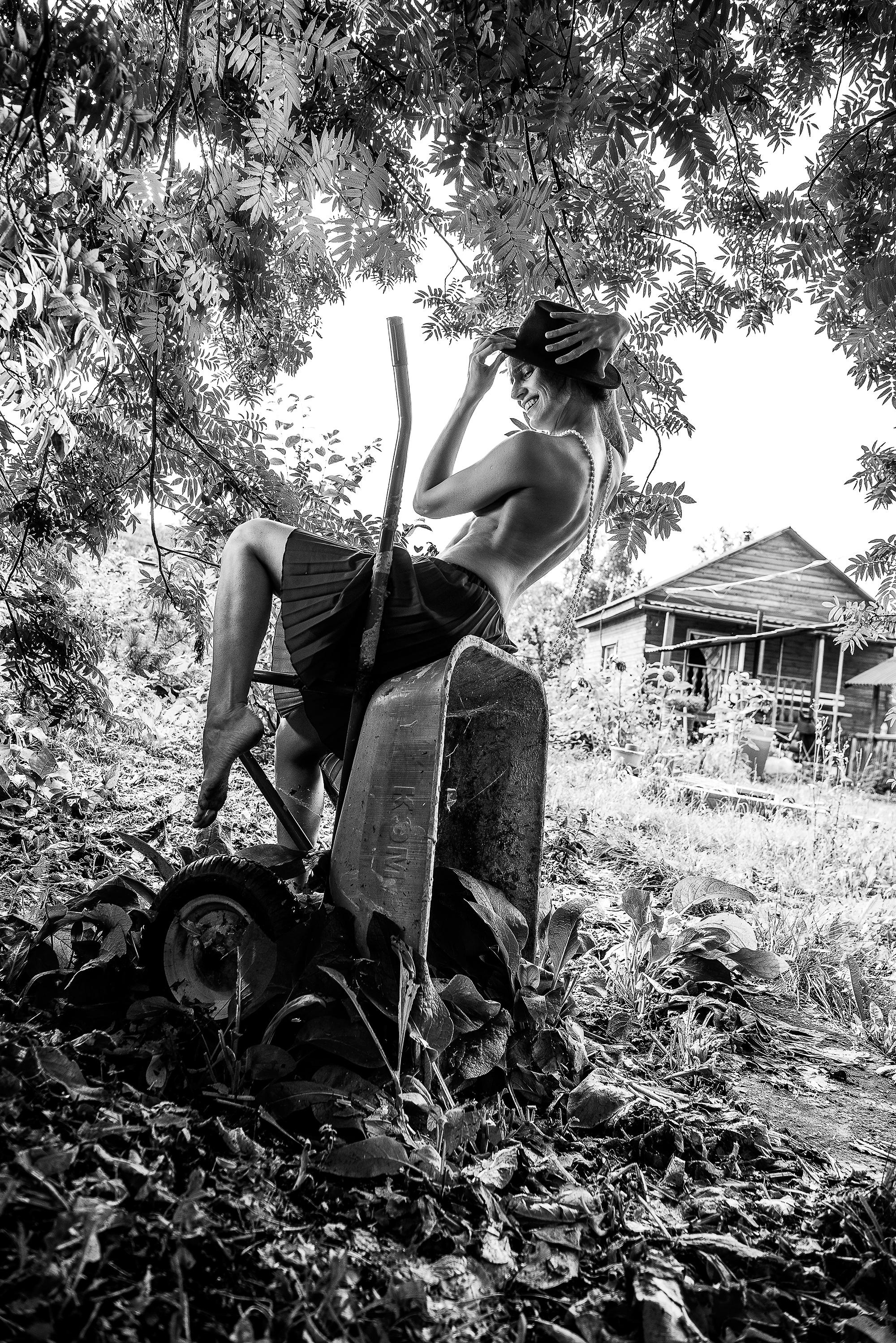 Девушка под деревом. Съёмка в ясный день