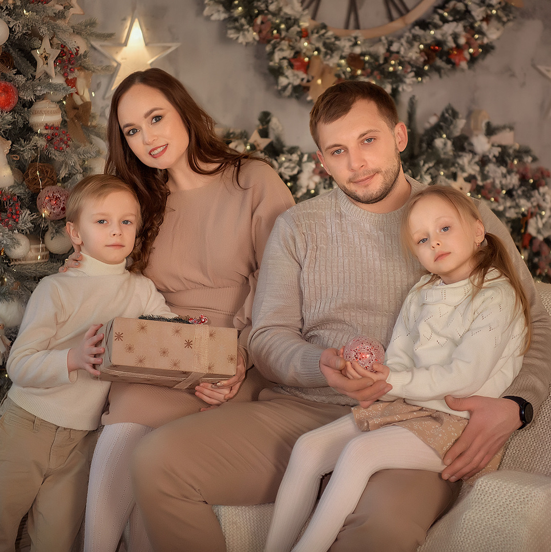 Новогодняя семейная фотосессия в студии. Домашняя новогодняя фотосессия. Заказать фотосессию