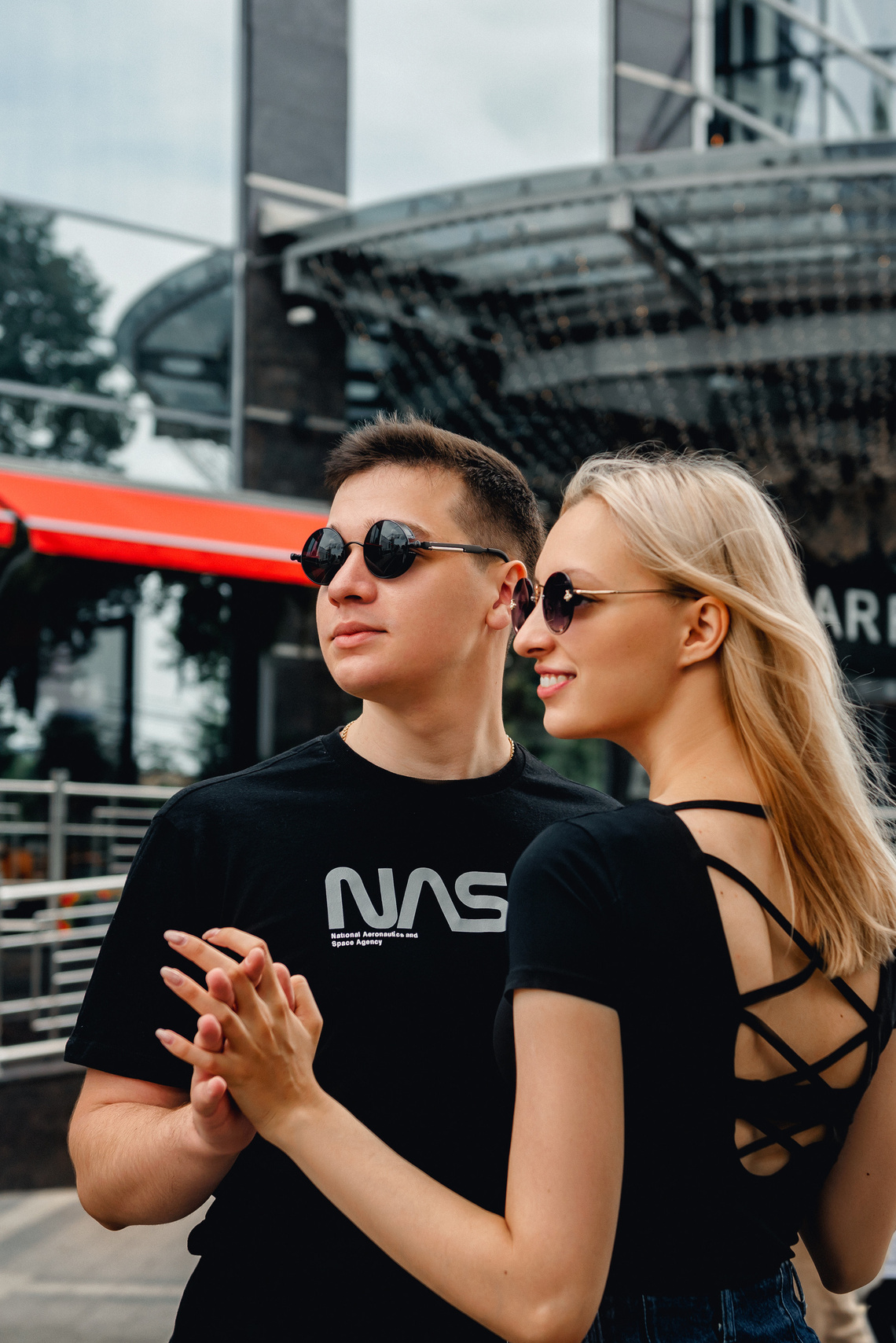 влюбленная пара на фоне городской архитектуры