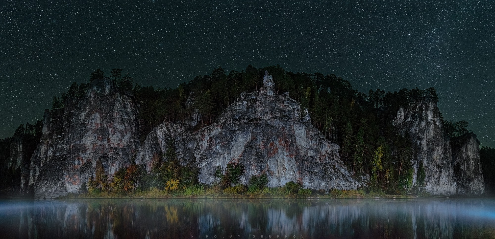 Ночная панорама со звездами, снятая с помощью световой панели.  Автор: Николай Обухов.