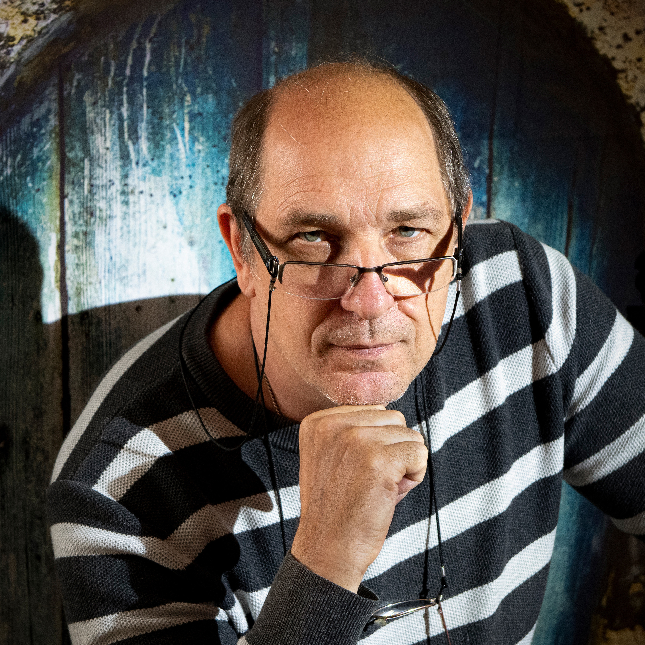 портрет мужчины смотрящего в кадр