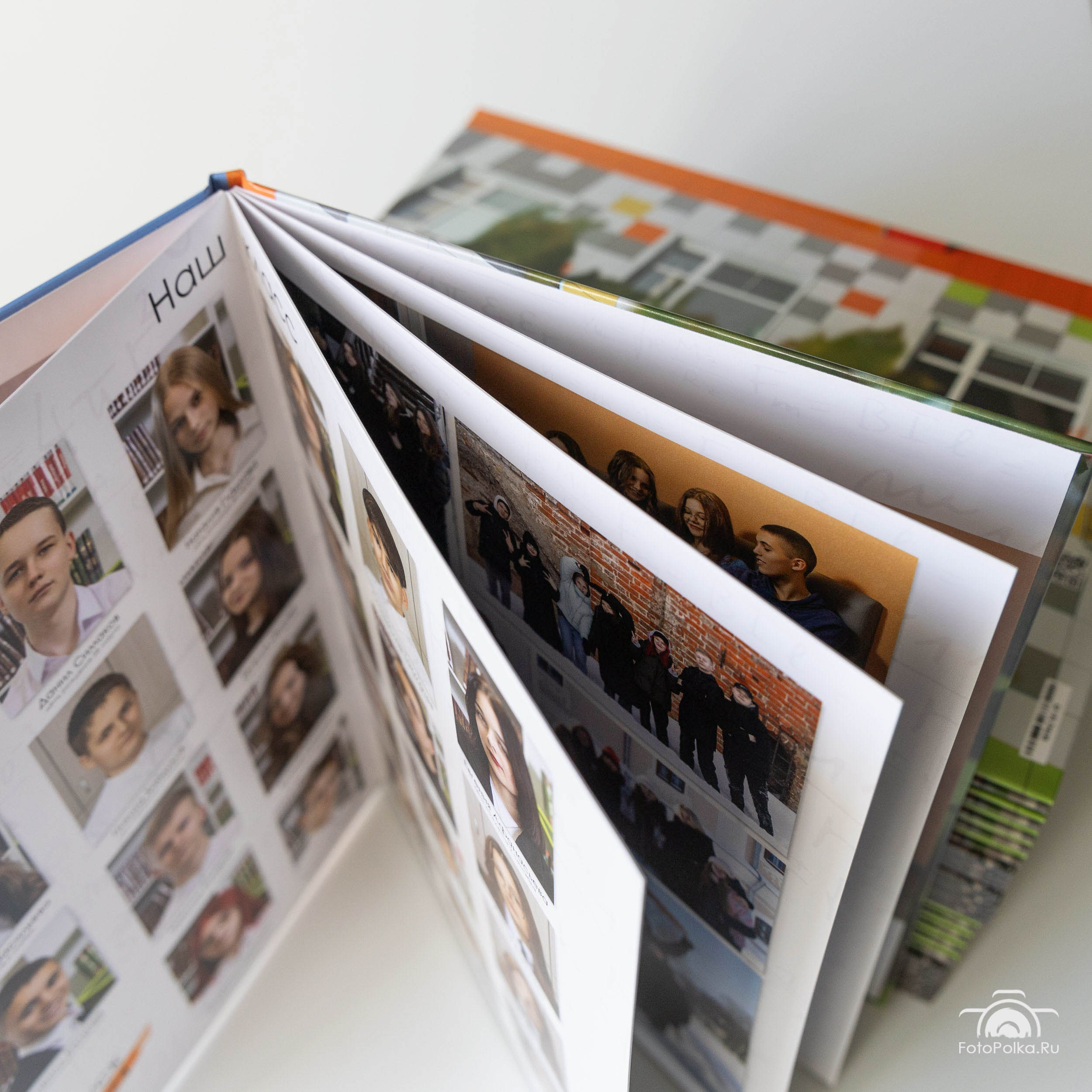 Разворот выпускного альбома 20*30 см с портретом выпускника в черной рубашке и классного руководителя в синем пиджаке.