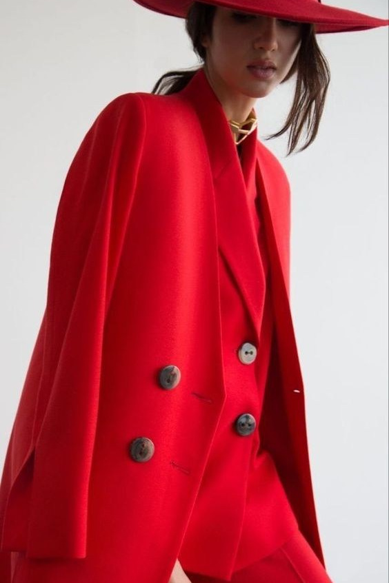 Девушка в красном классическом костюме и шляпе. Студийная фотосессия