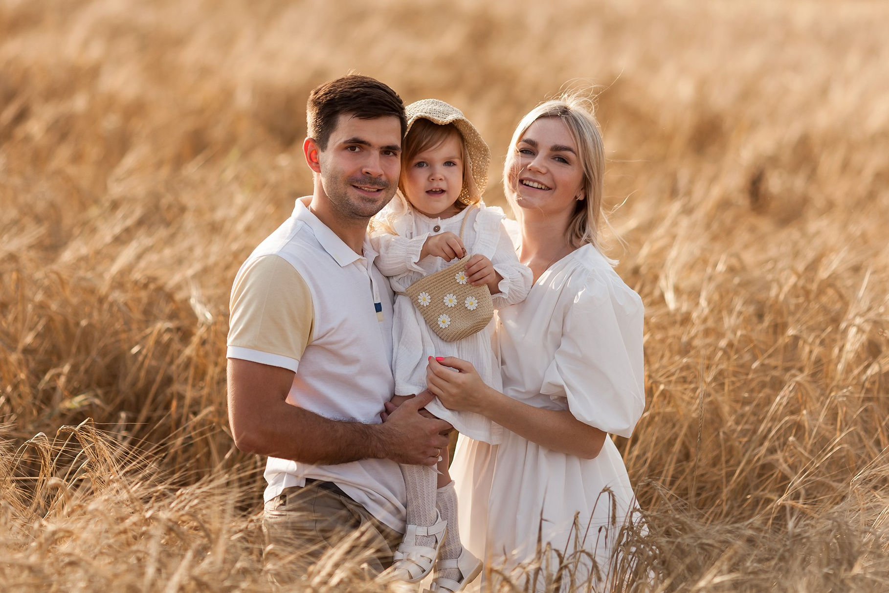Профессиональная семейная фотосессия в пшеничном поле