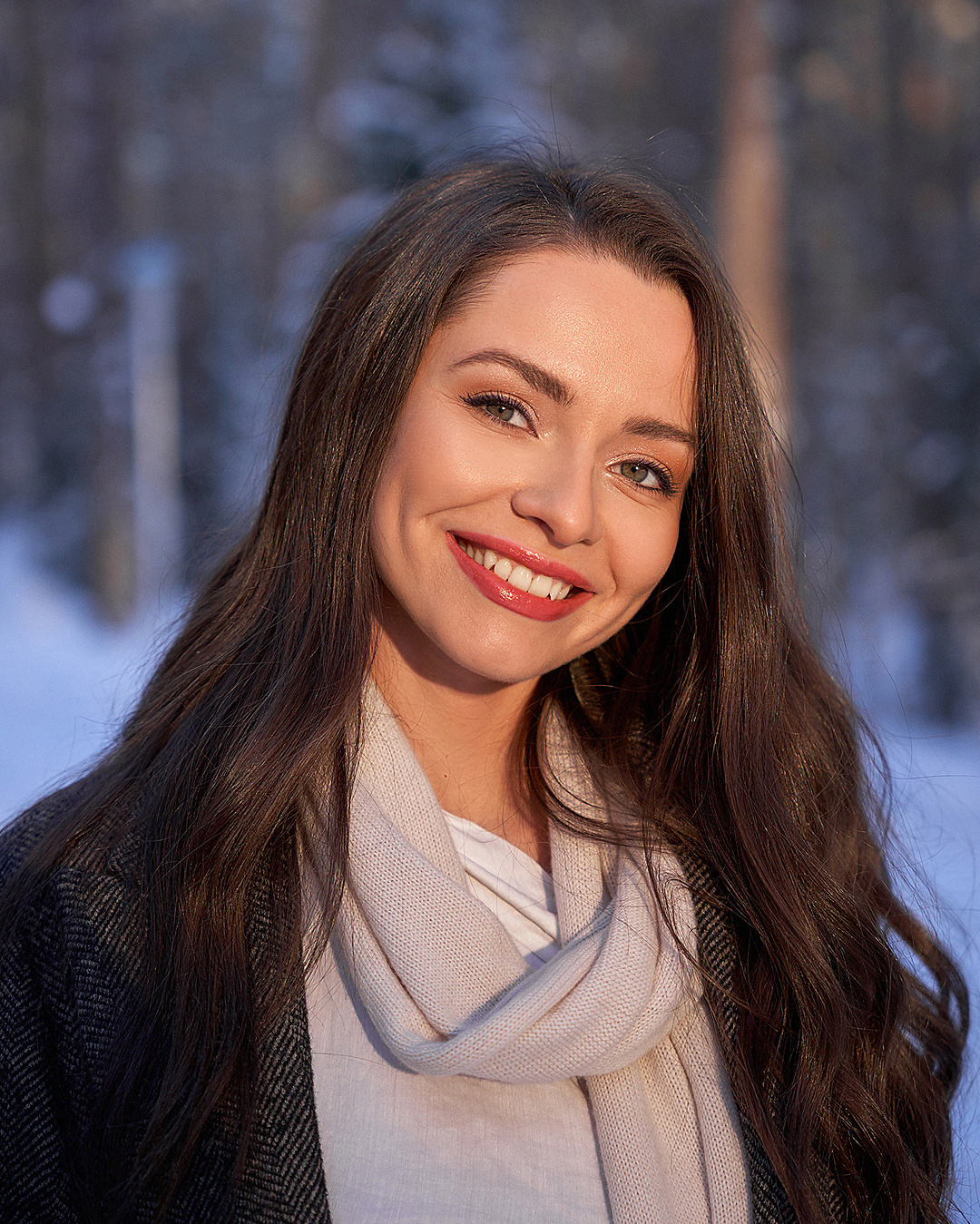 Женский портрет в снежном лесу