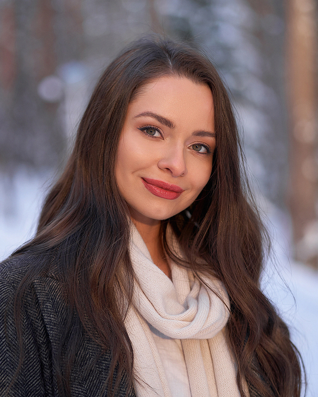 Портрет девушки загородом зимой