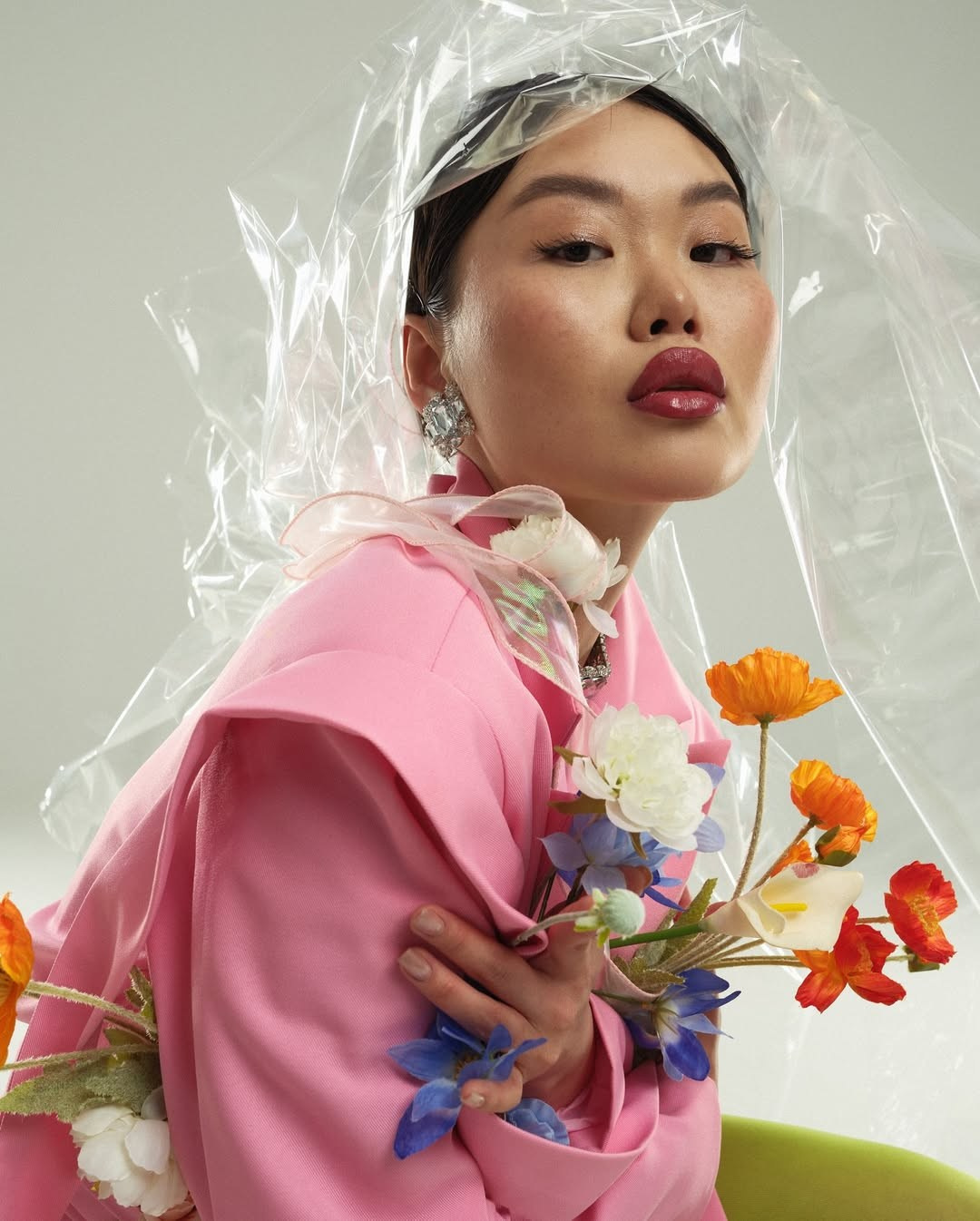 девушка женский портрет фотограф юлия фролова ростов модель обучение фотографии воркшоп по фотографии  обучение свету азия азиатка фотостудия циклорама пленка цветы весна розовый пиджак 