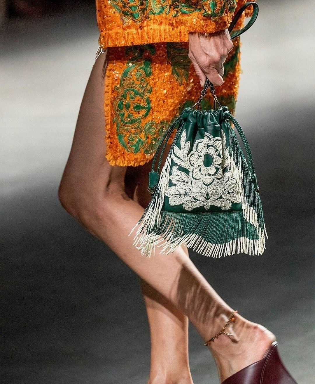 Бархатная сумочка-мешочек с затяжками — тренд 2026 года