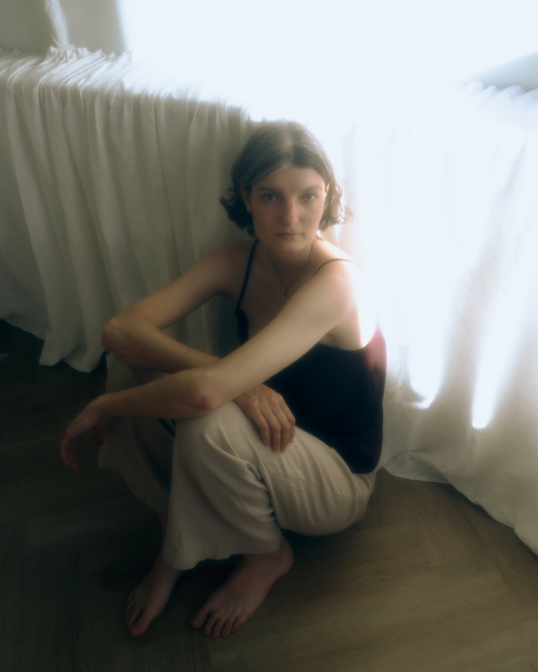 Фотосессия дома: нуар в светлой квартире