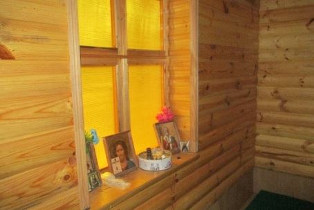 Купели святого источника в 150 метрах от Шалово-парк Серебрянные ключи. Температура воды в бассейнах зимой и летом постоянная — +4 градуса даже в сильные морозы. 