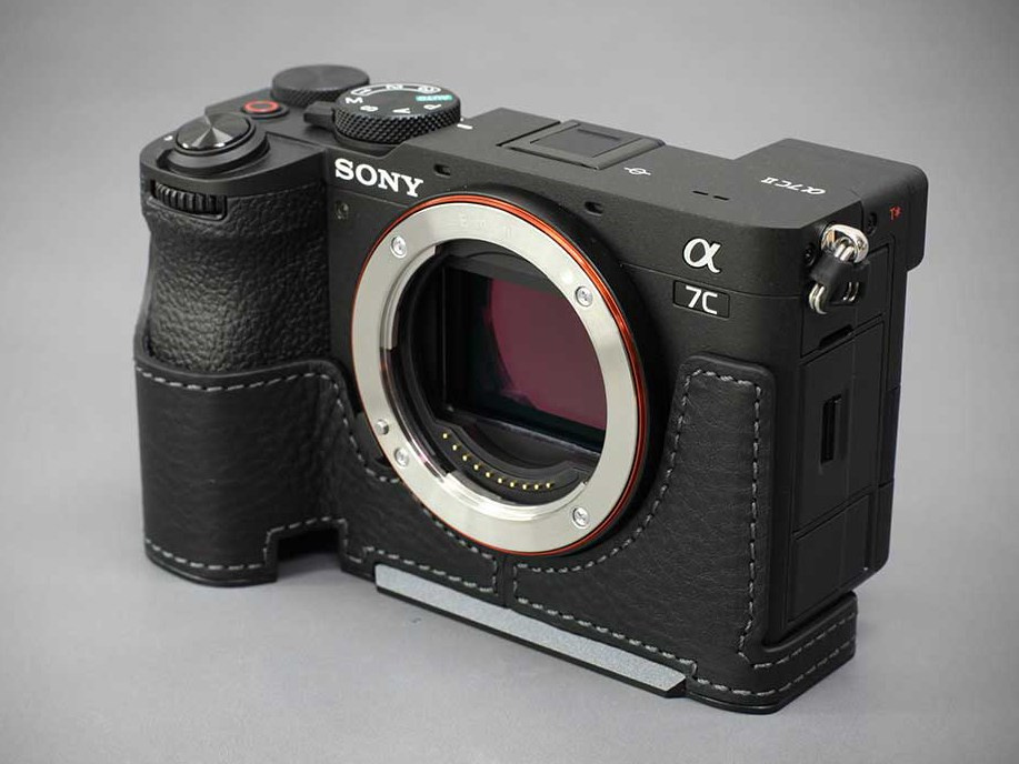 Итальянский кожаный чехол LIM'S для α7CR/α7C II. Фотограф — видеограф в Москве Дмитрий Менделеев
