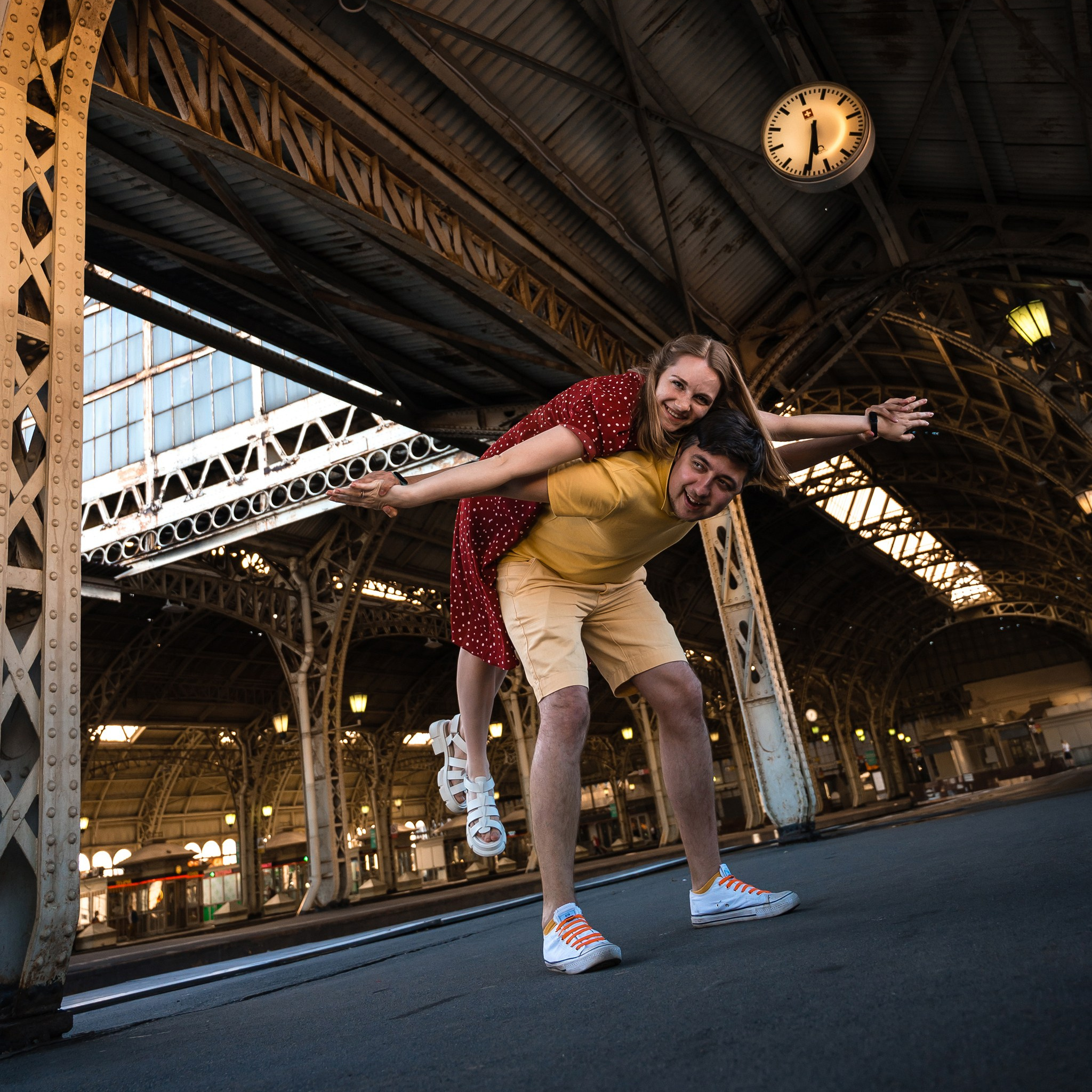 Лавстори на перроне Витебского вокзала часы и поезда