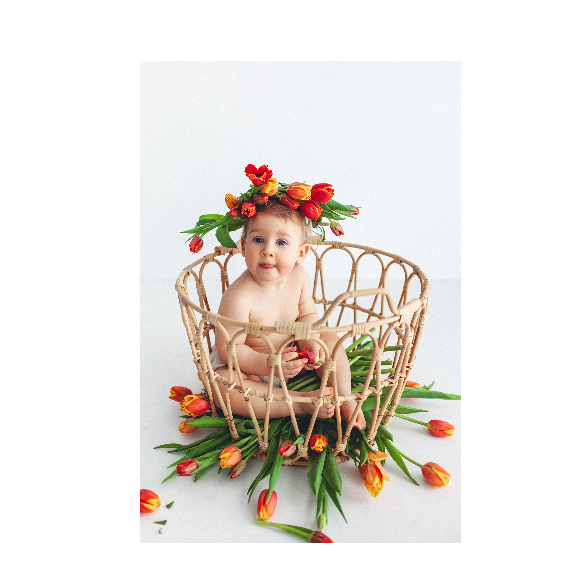 Маленькая Ясна в свой первый годик в Маленькой студии с тюльпанами. Детский фотограф в Самаре
