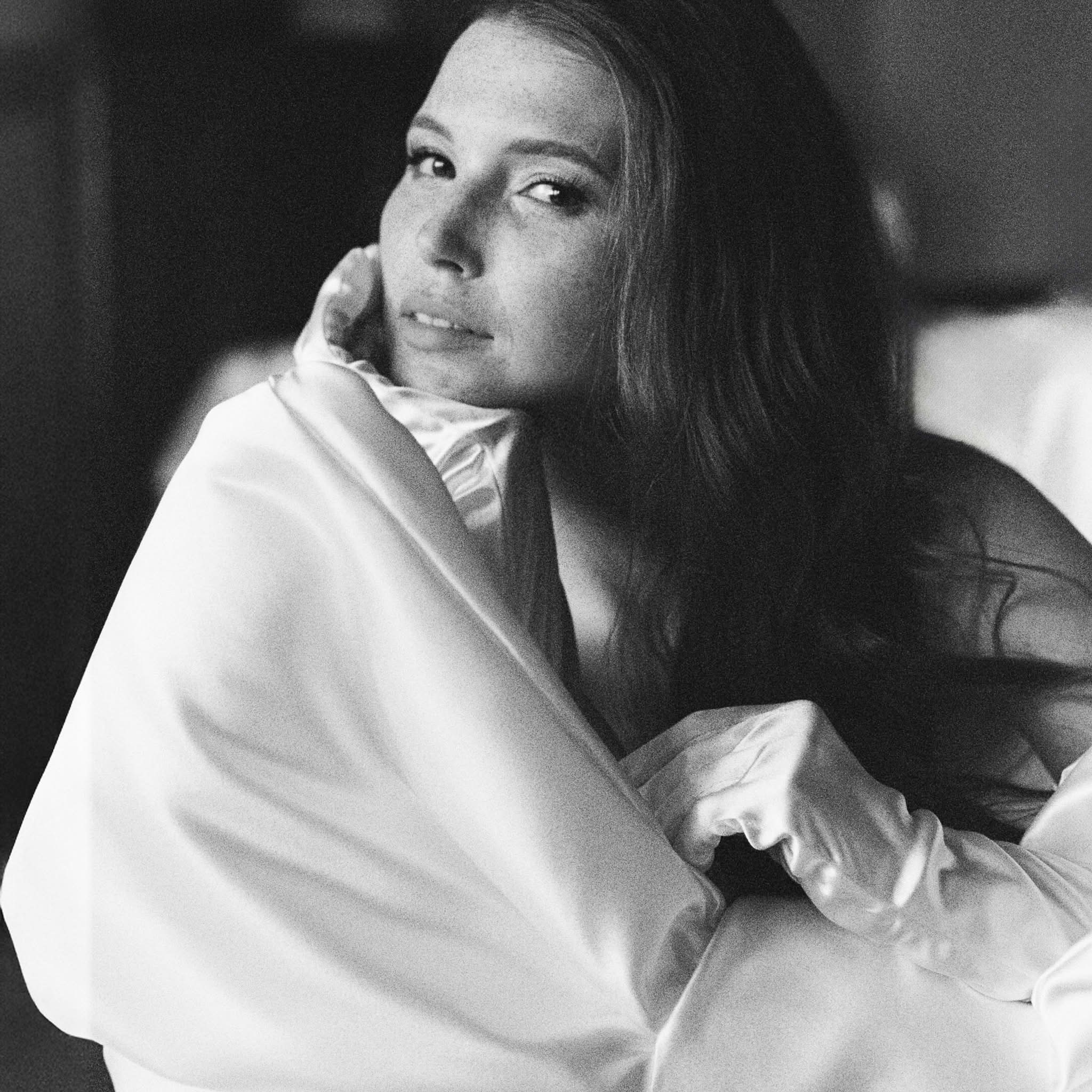 Невеста утром в отеле, чёрно-белый портрет в расслабленной атмосфере