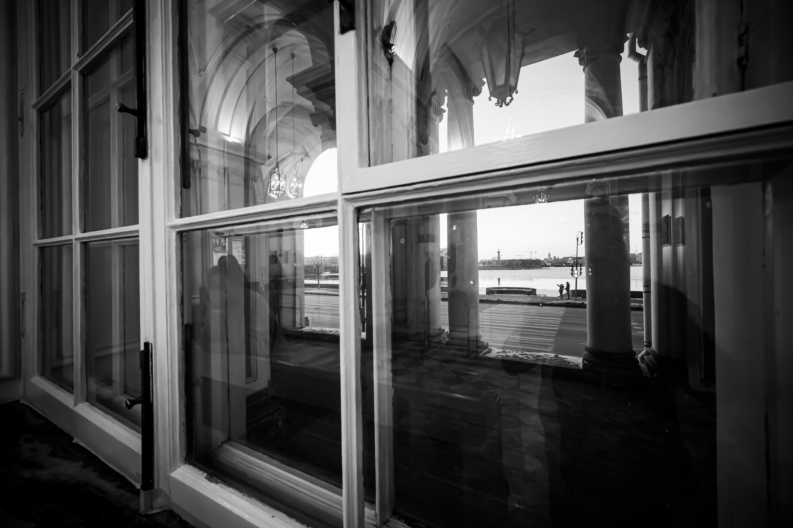 Окно в Эрмитаже в черно-белом