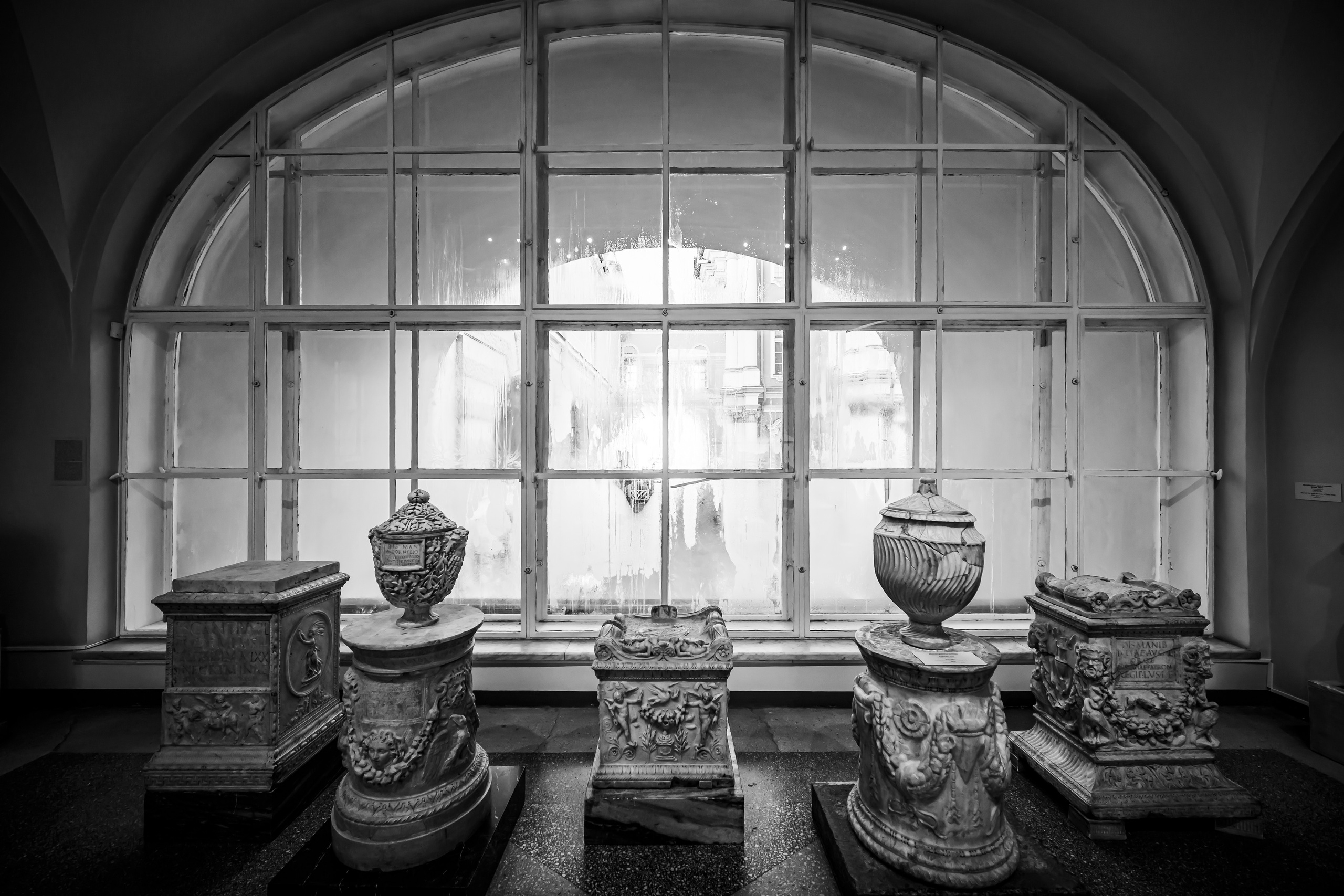 Окно в переходе Эрмитажа в черно-белом