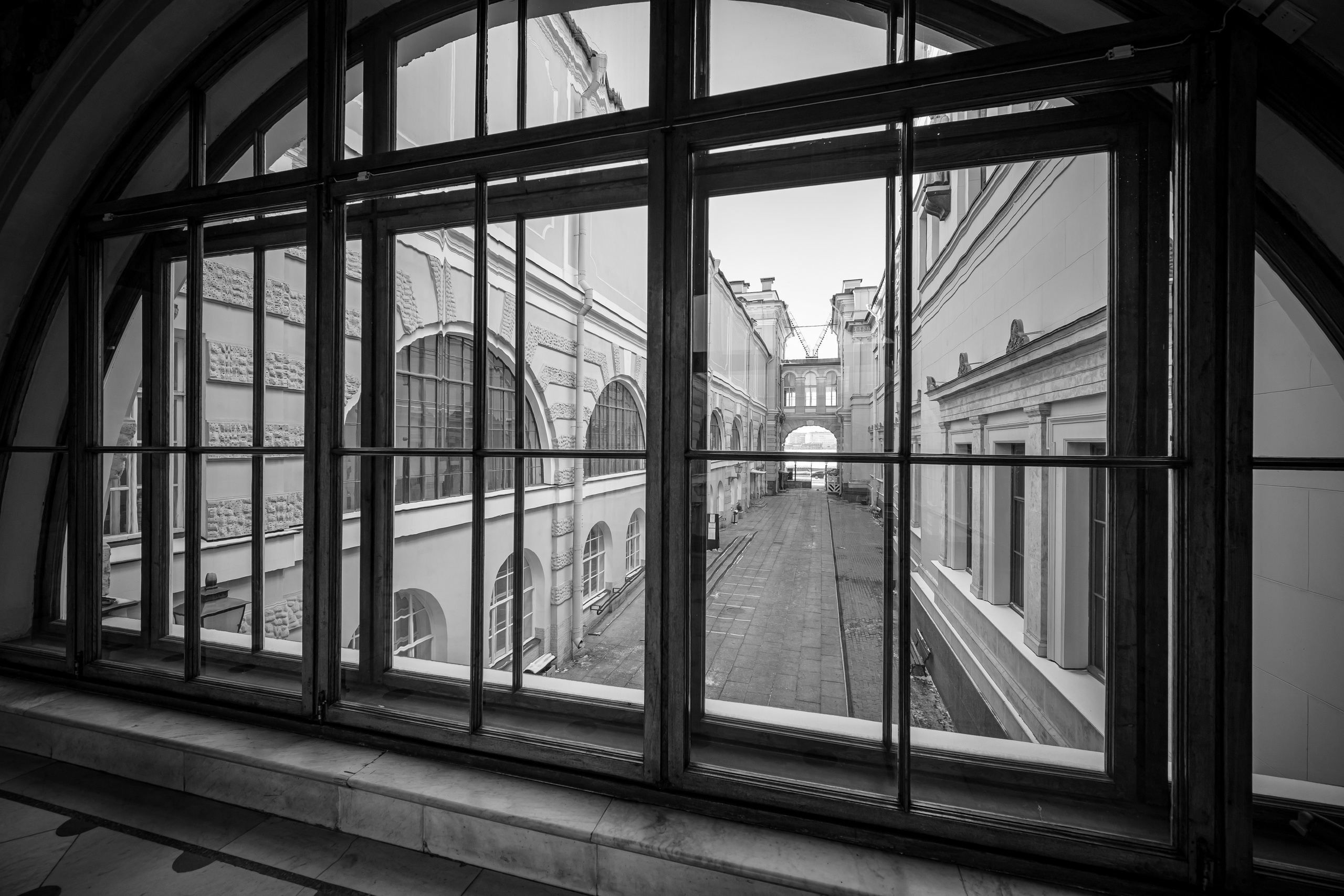 Окно перехода в Эрмитаже в черно-белом