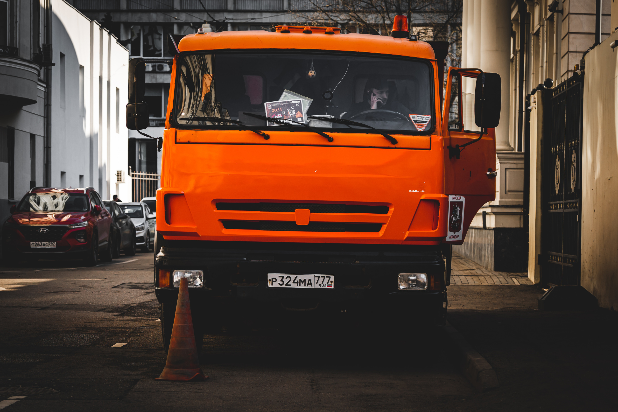 Большой красный Камаз в районе Старого Арбата в Москве