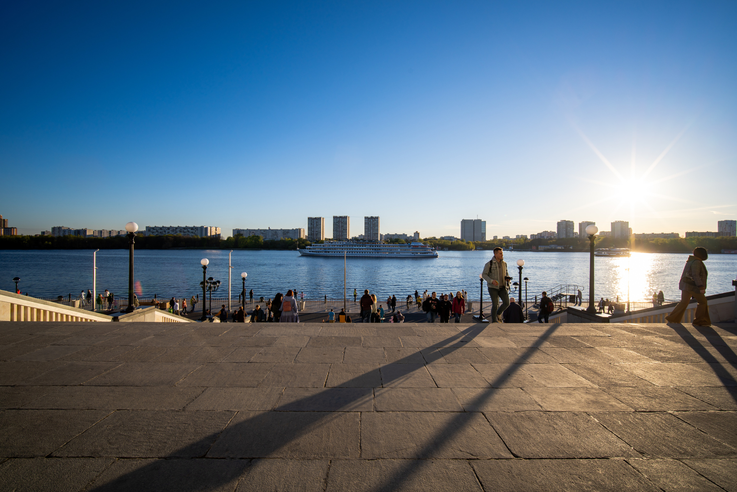 Северный речной вокзал на закате в лучах солнца