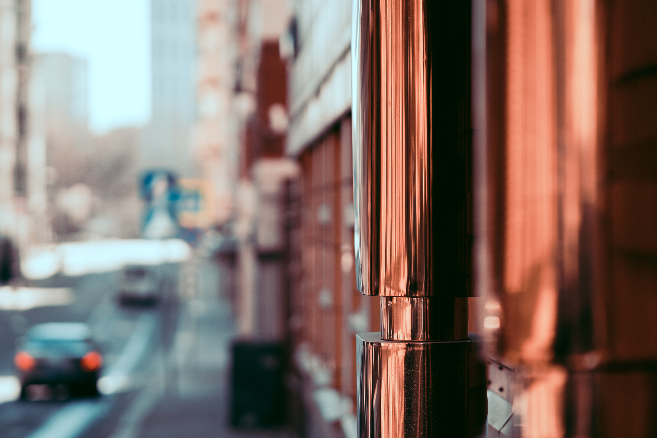 Золотистая отделка здания в районе Ростовской набережной