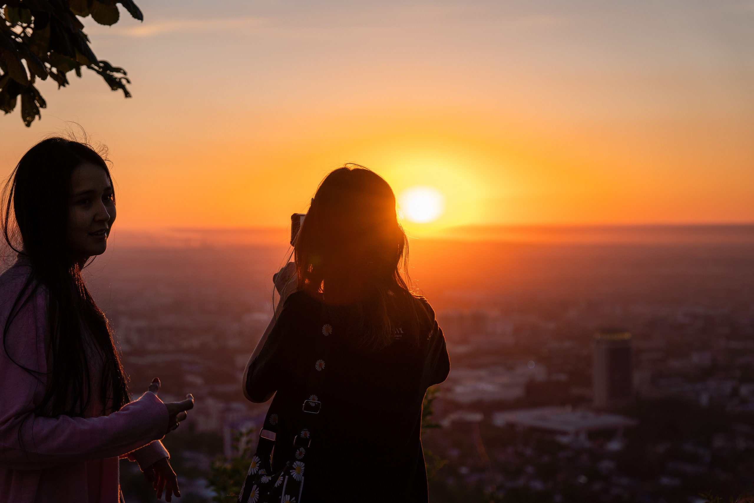 Солнце на закате на горе Кок-Тобе в Алматы