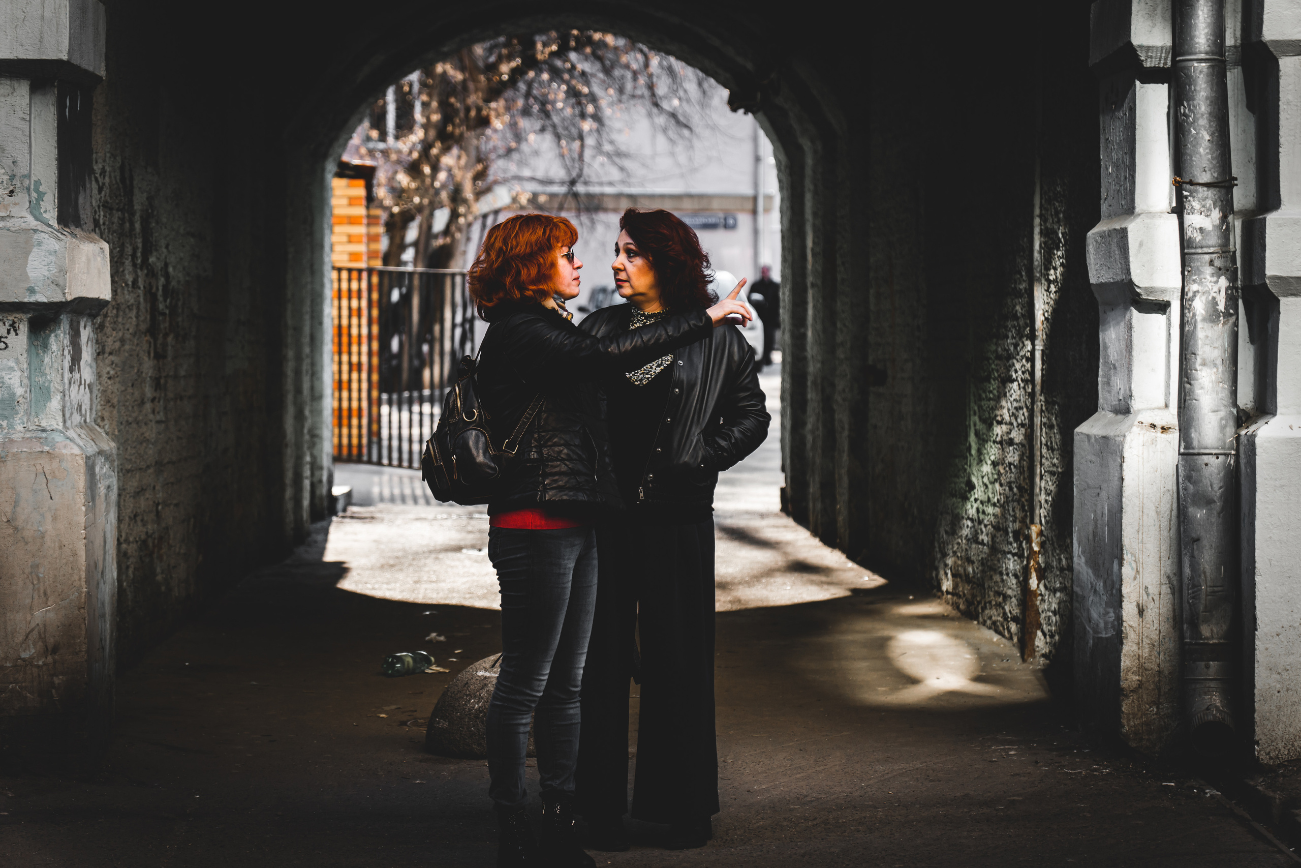 Две интересные женщины в арке в районе Старого Арбата в Москве
