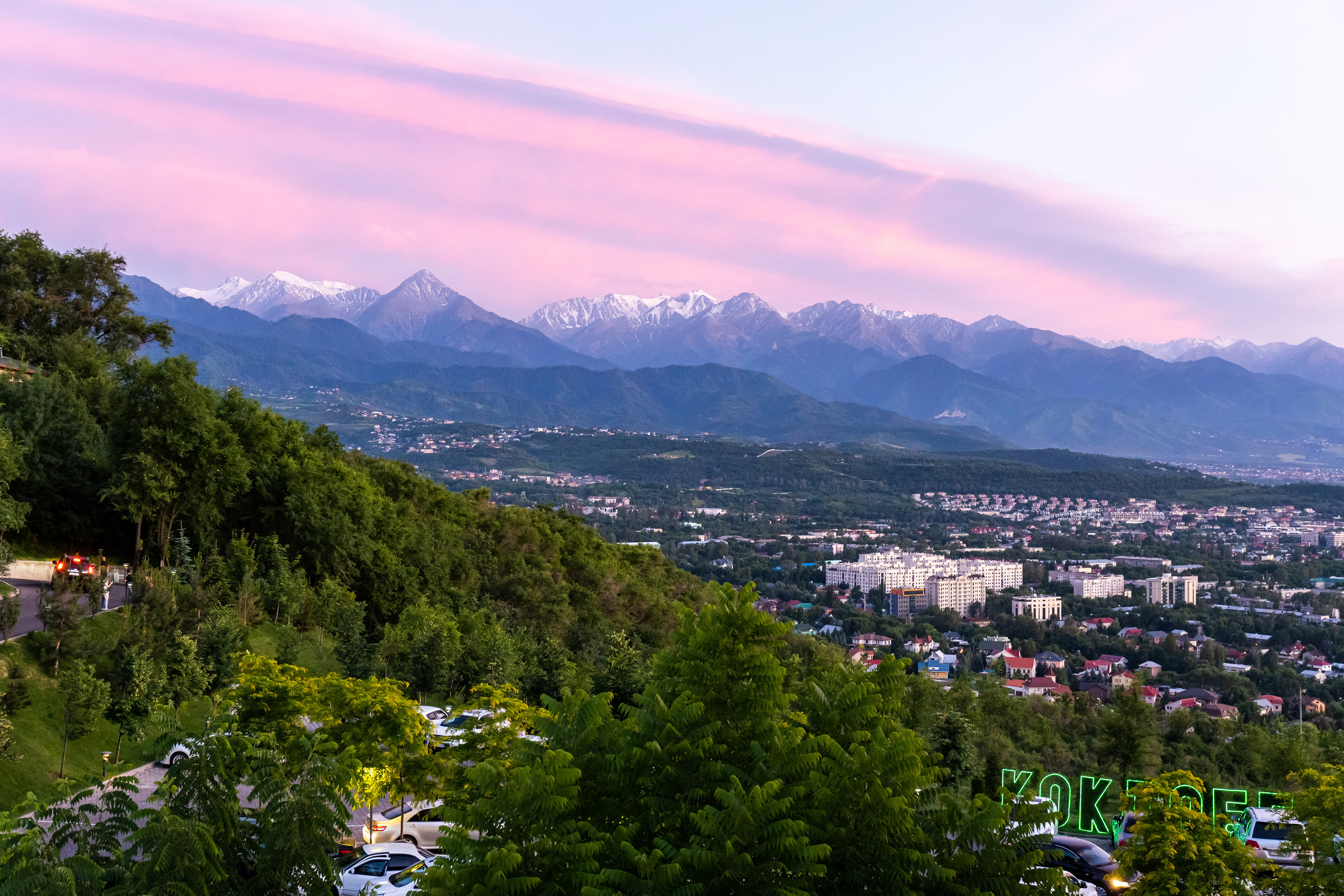 Вид на горы на закате с Кок-Тобе