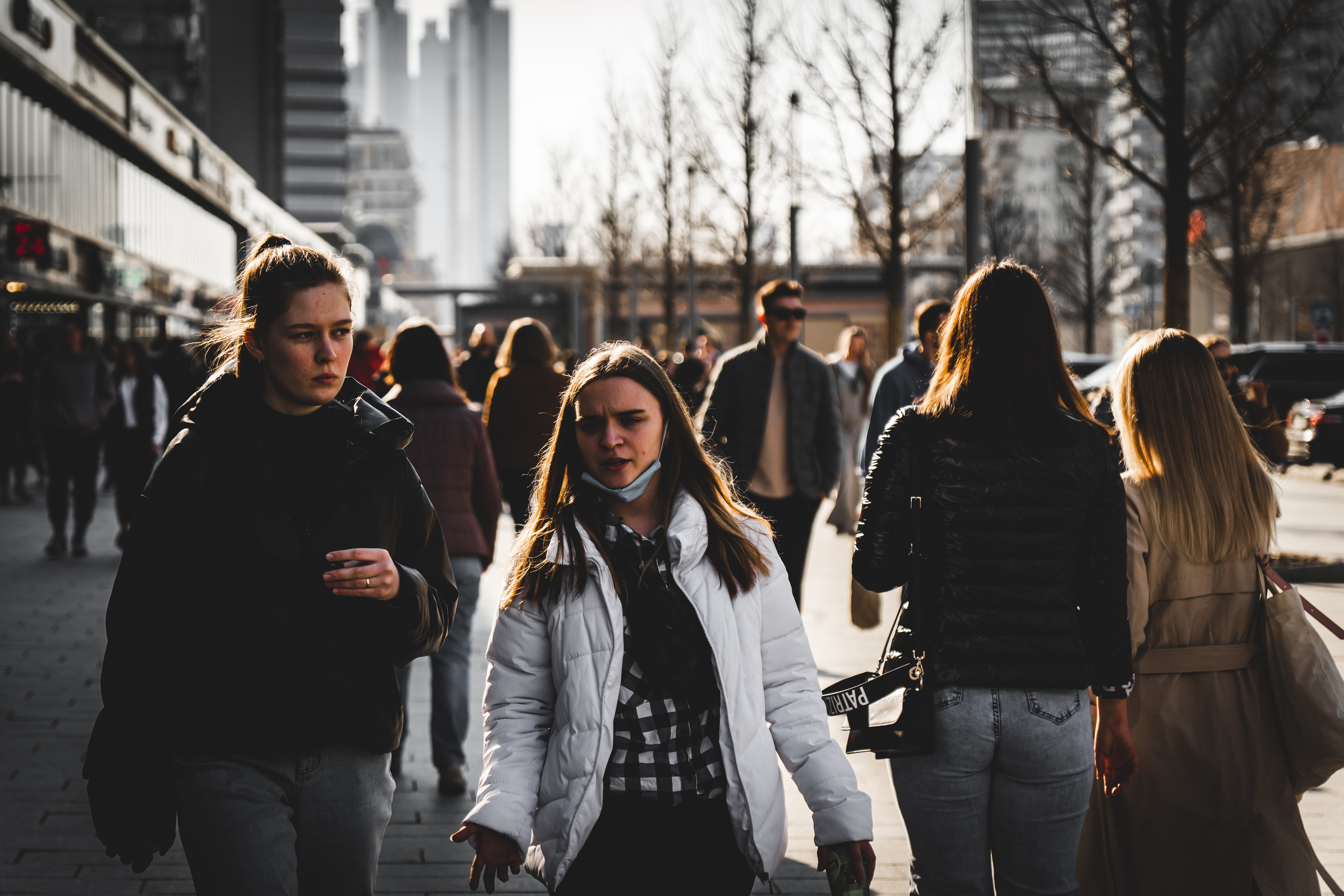 Люди идут по Новому Арбату в Москве