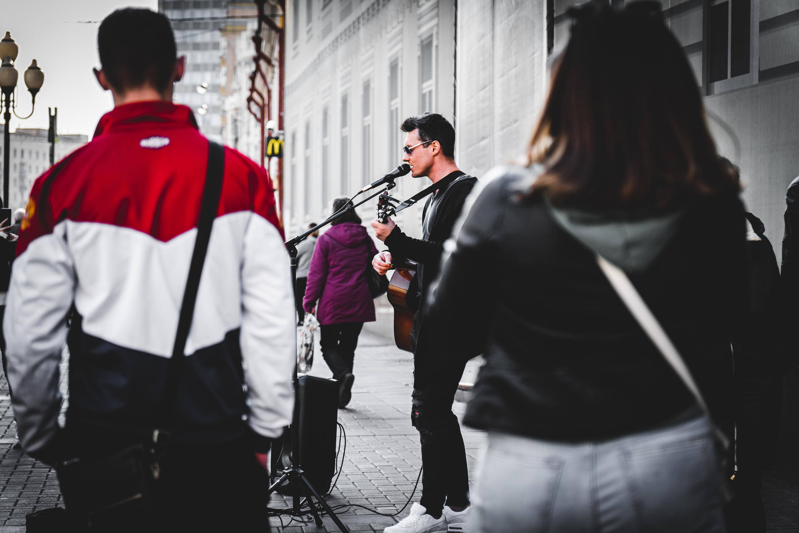 Певец на Старом Арбате в Москве