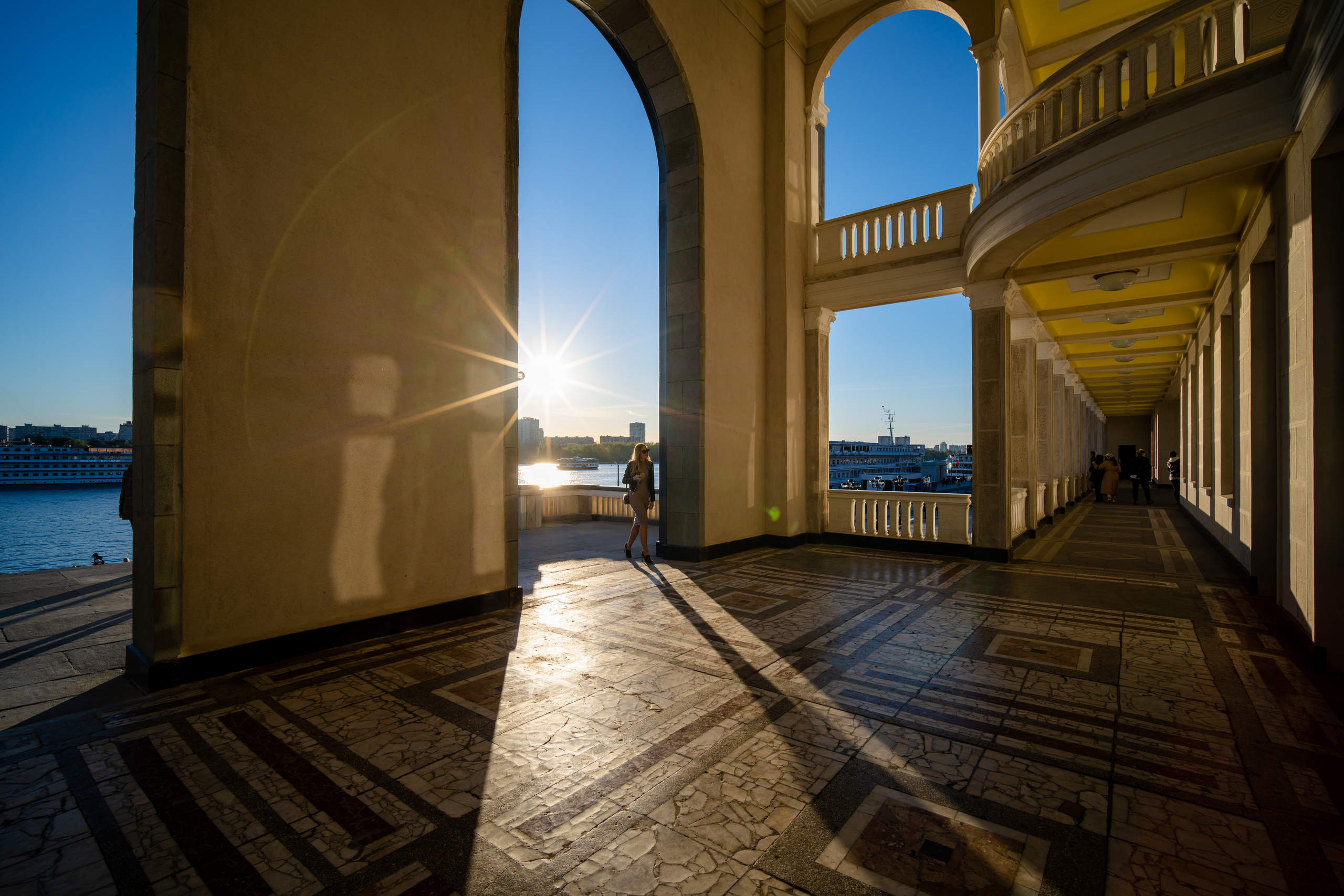 Северный речной вокзал в лучах солнца на закате