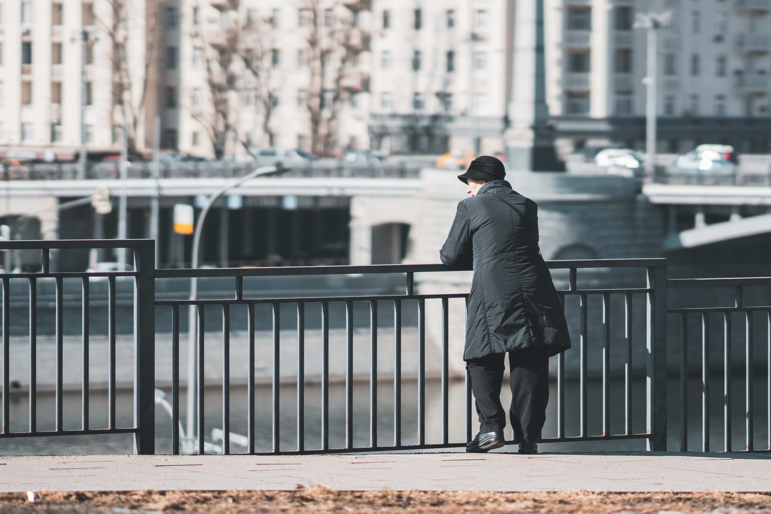 Женщина на Ростовской набережной в Москве
