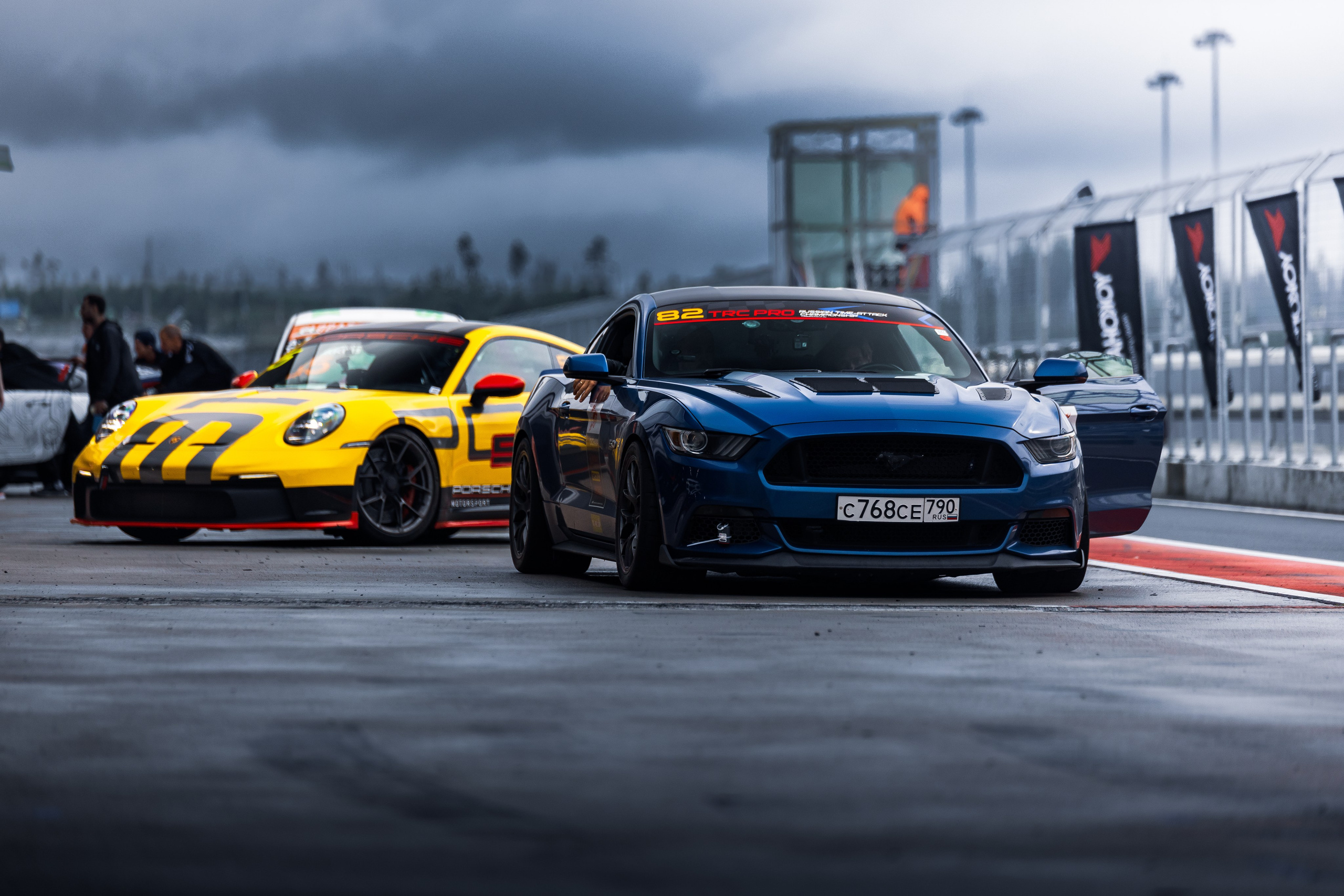 porsche 911, ford mustang