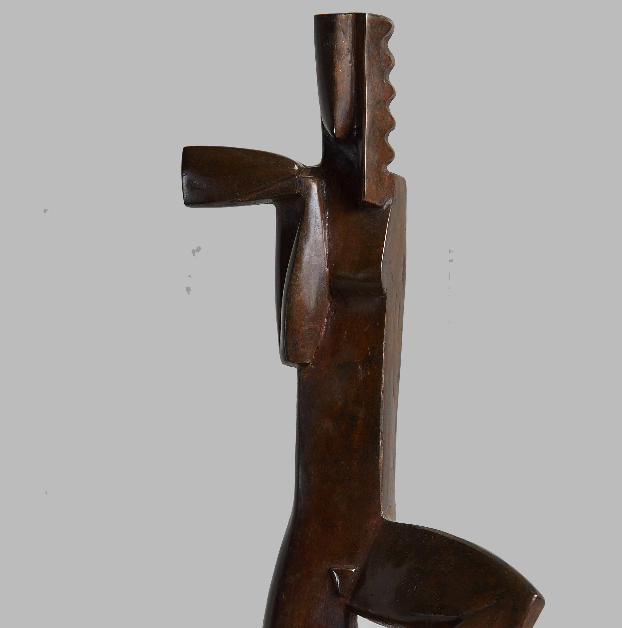 необычная скульптура Юдифь в авангардном стиле