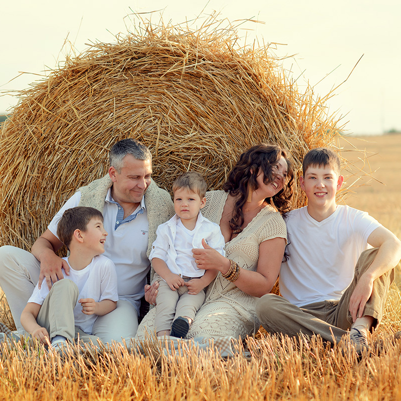 Information and price for the services of a photographer in Scotland. Elena Carruthers family photographer in Scotland (Edinburgh, Glasgow)