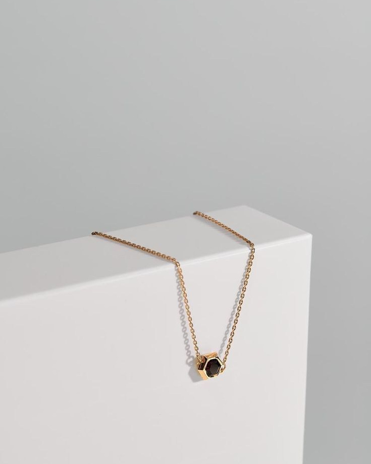 Предметная съемка бижутерии с использованием мягкого света, выделяя блеск металла