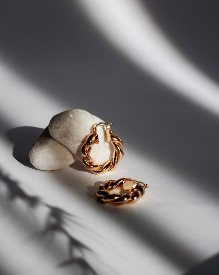 Предметная съемка бижутерии на фоне шелка, подчеркивая роскошный стиль изделия