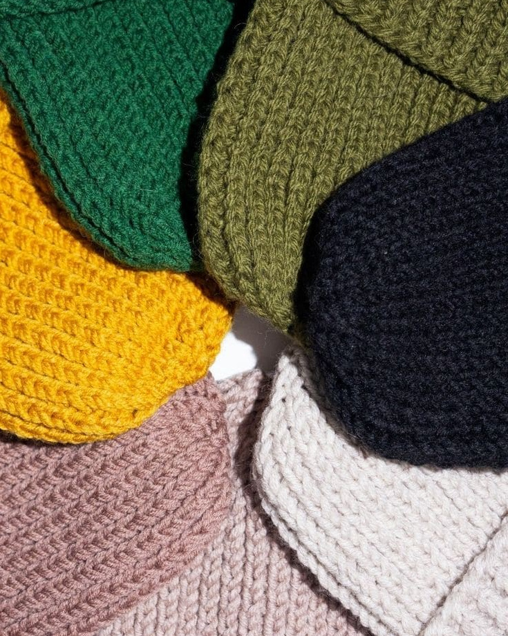 Предметная съемка головного убора с крупным акцентом на краях и декоративной отделке