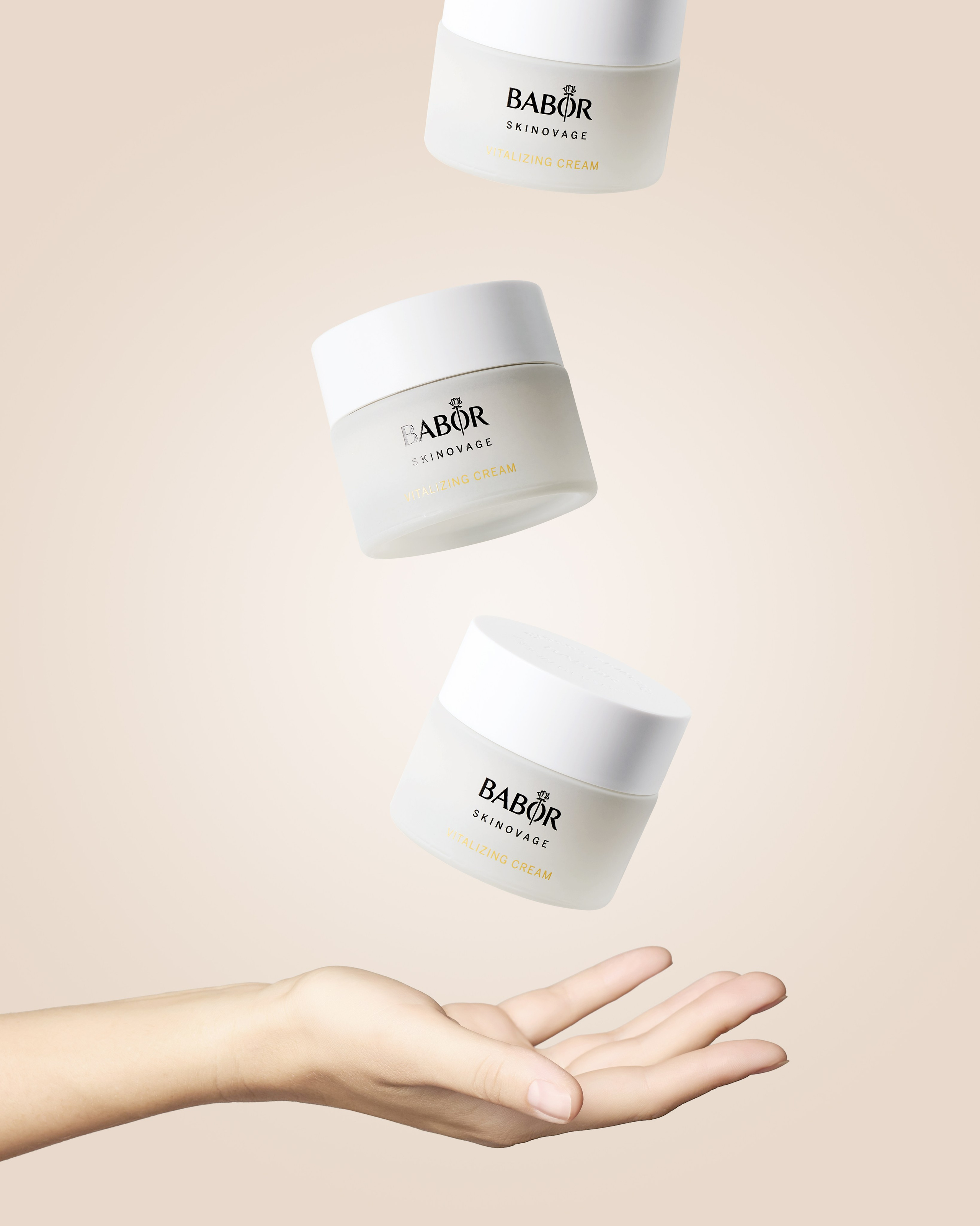 Имиджевое фото крема в ливитации для рекламы и маркетплейсов