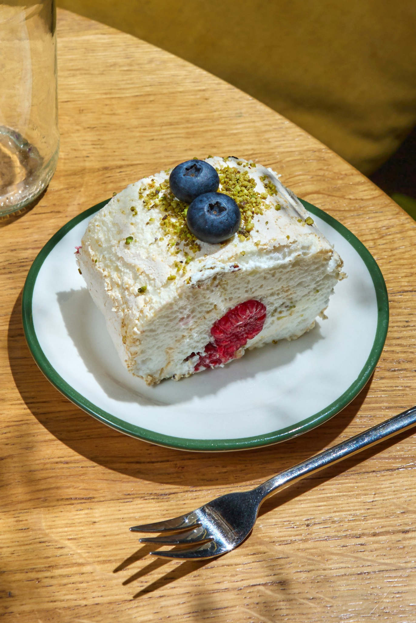 Вкусные десерты в Смоленске — заказать сладости в кафе EATON. Кафе EATON в Смоленске — еда и кофе в ТРЦ «Макси»