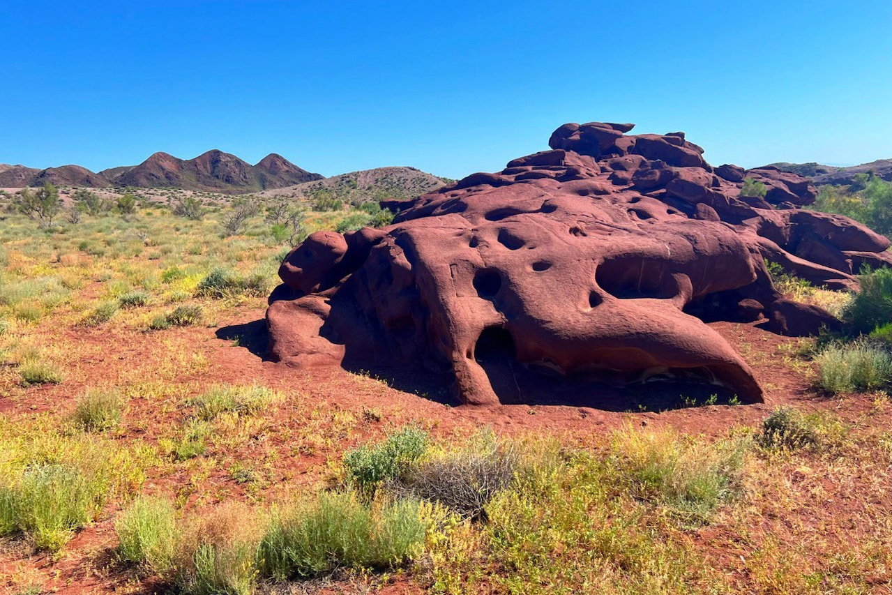 Вид на озеро Кольсай, окруженное хвойными лесами и горами, с туристической зоной и деревянной тропой на переднем плане, Алматы, Казахстан